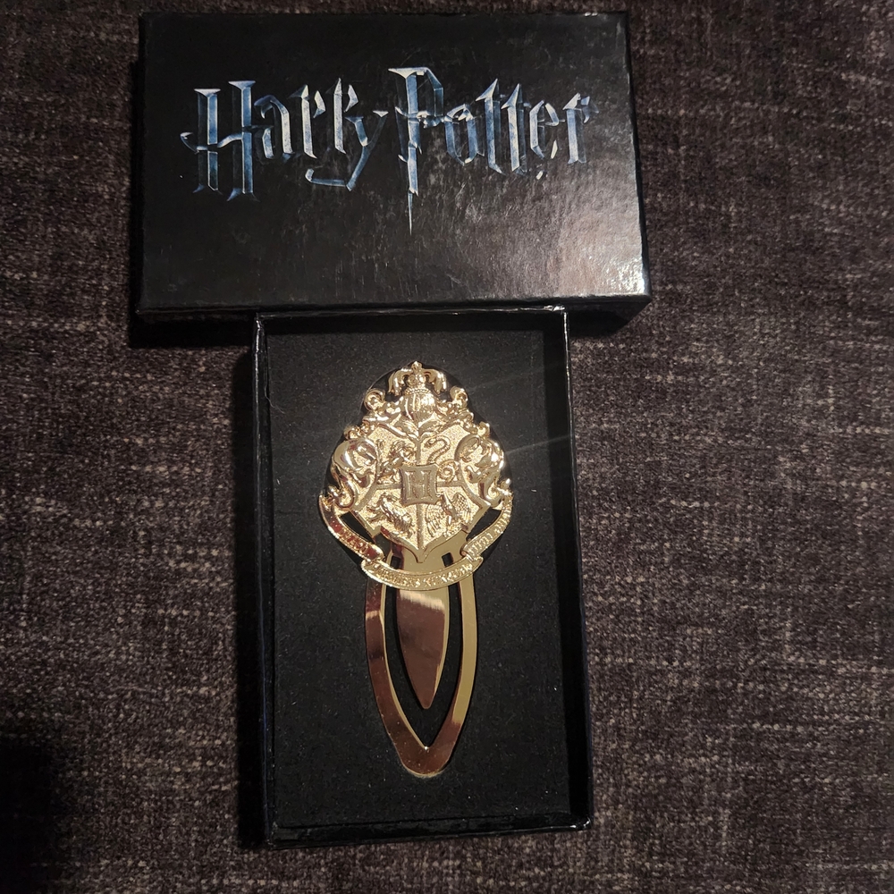 Herry Potter Hogwarts Crest Bookmark lootcrate